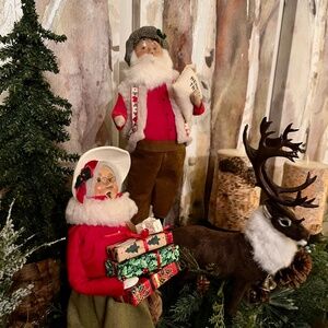 Byers Coice Santa Feeding Reindeer, Mrs.Claus & Reindeer
